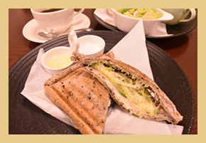 ホットサンド（ハムチーズ、チーズ& ポテトコーン）